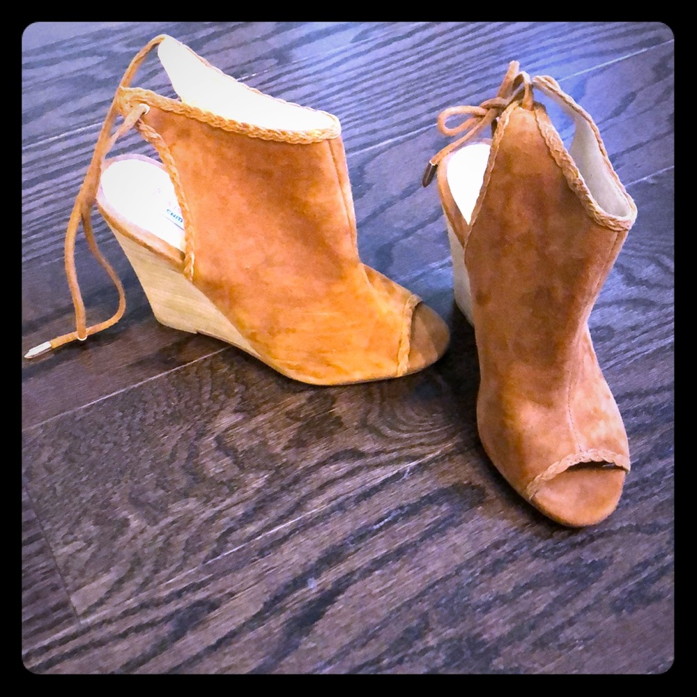 Kristen Cavallari light brown/tan peep toe wedges